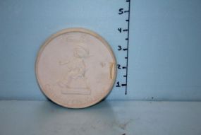 Goebel Collectors Club Member Plaque Goebel Collectors Club Member Plaque; 4" dia.