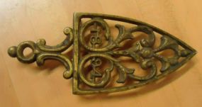  Vintage Victorian Style Brass Trivet Vintage Victorian style brass trivet 8 3/4" d.