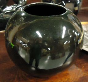  Black Round Vase Black round vase, 6"h.