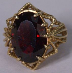 Ladies 10k Gold Ring w/ Garnet