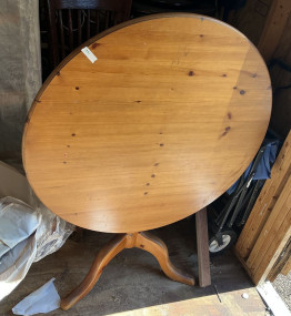 Pine Tilt Top Round Table