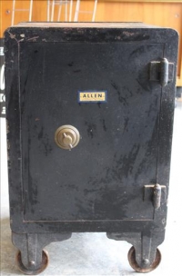 Sale Image for Large Public Auction