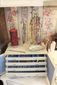 Sale Image for Marilyn's Antiques