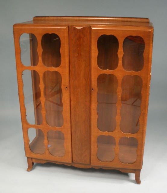 1920's Walnut Queen Anne Curio Cabinet