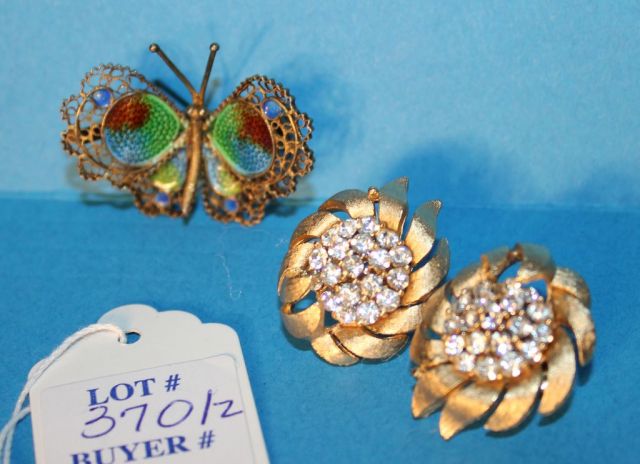 Pair Trifari Clip on Earrings