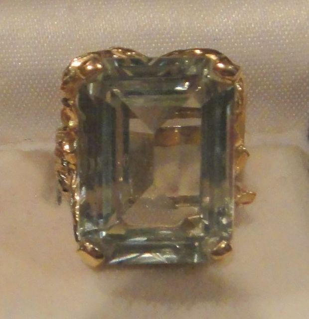 One 10-14KT yellow gold lady's cast spinel ring