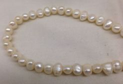 Freshwater pearl necklace; 16