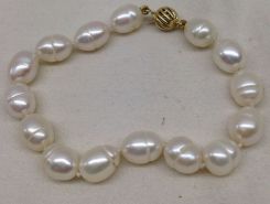 Lady's 14K freshwater pearl bracelet; 7