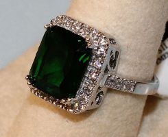 Sterling Silver Emerald Ring. 1.00d.