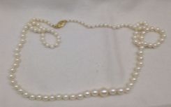 One graduated single strand pearl necklace 20.0