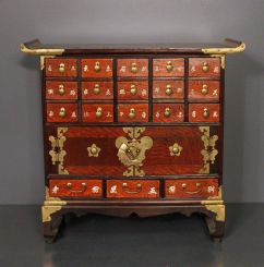 Korean Apothocary in Elmwood