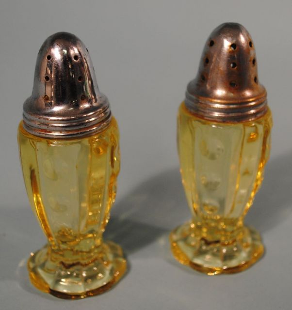 Heisey Sahara "Old Sandwich" Salt & Pepper Shakers
