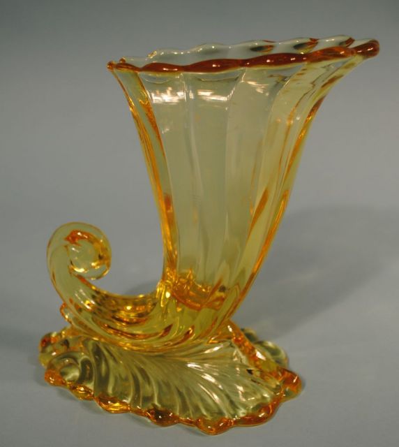 Heisey Sahara Large "Warwick" Horn of Plenty Vase